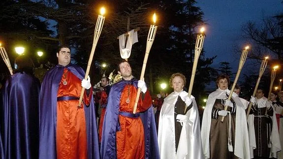 Los cofrades iluminan con sus antorchas el Vía Crucis del Lunes Santo burgalés.