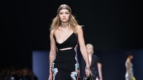 Un descuido de Gigi Hadid hace que enseñe un pecho durante el desfile de Versace en Milán