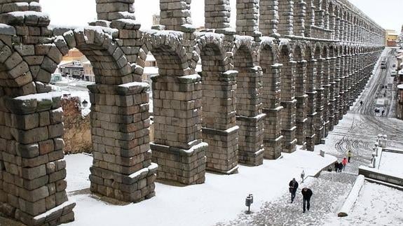 Segovia amanece cubierta por la nieve. 