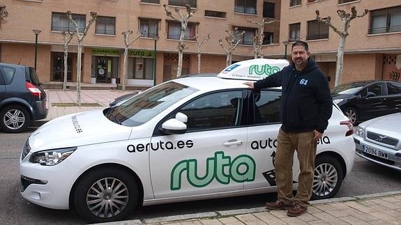 Juan Fernando Gutiérrez García posa con el vehículo de su autoescuela.