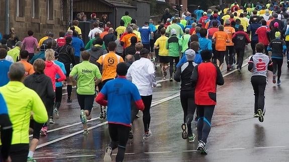 Un grupo de corredores, en una prueba de invierno. El Norte