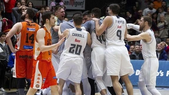 El Real Madrid celebra la victoria después del triple de Llul. 