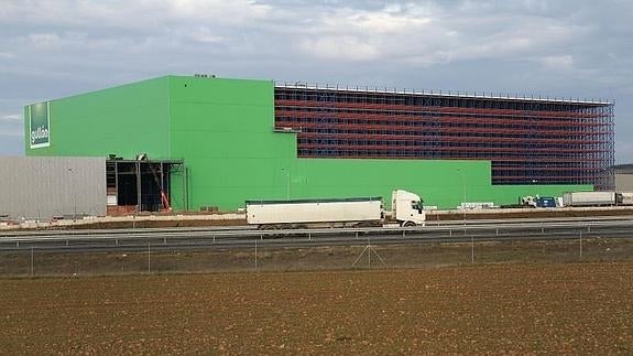 Exterior aún en construcción del almacén de la nueva factoría VIDA de Galletas Gullón en Aguilar de Campoo (Palencia). EL NORTE
