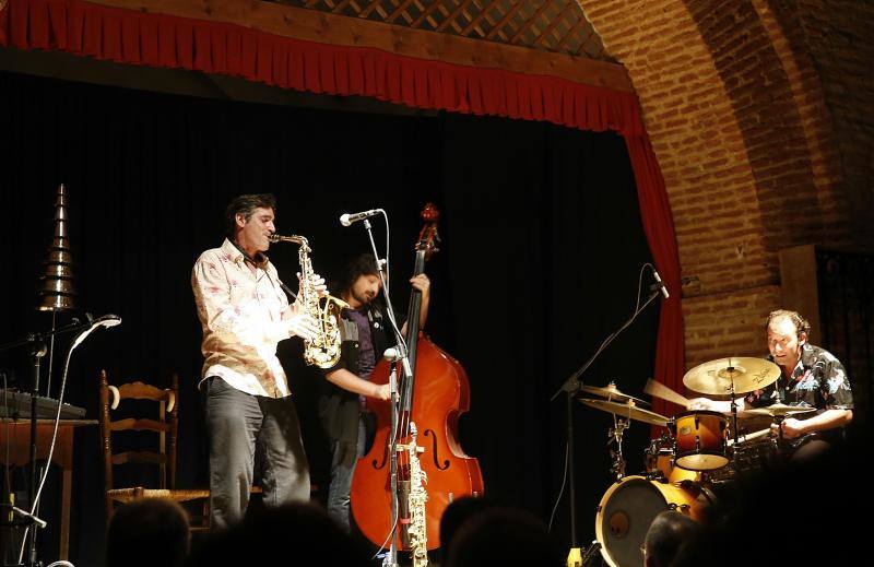 José Luis Gutiérrez, al saxo, durante un concierto. 