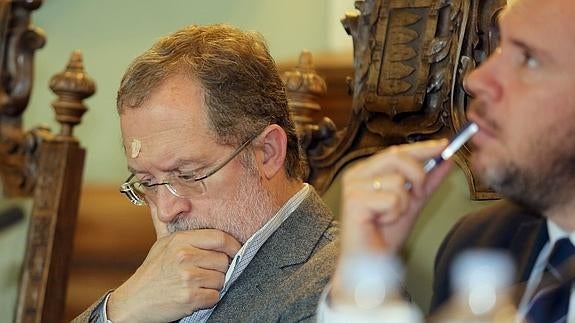 Manuel Saravia y Óscar Puente, durante un pleno municipal. 