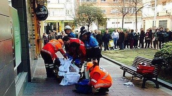 Imagen de los agentes y los efectivos sanitarios reanimando a un hombre en la calle Abierta, en Las Delicias.