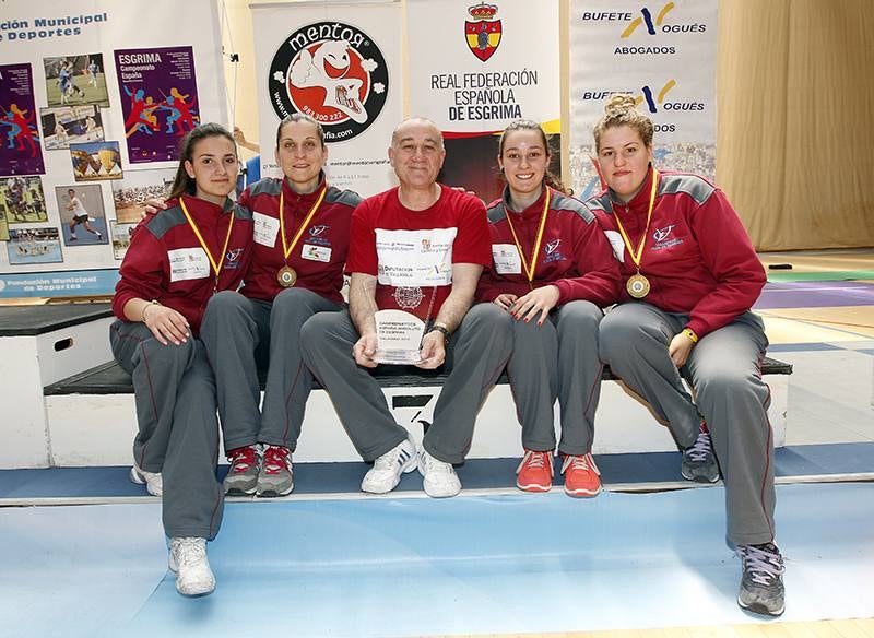 El equipo femenino posa con Moncho Alarcia