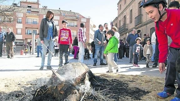 Jóvenes alrededor del marrano, en una edición anterior de la Matanza Popular de Nava. 