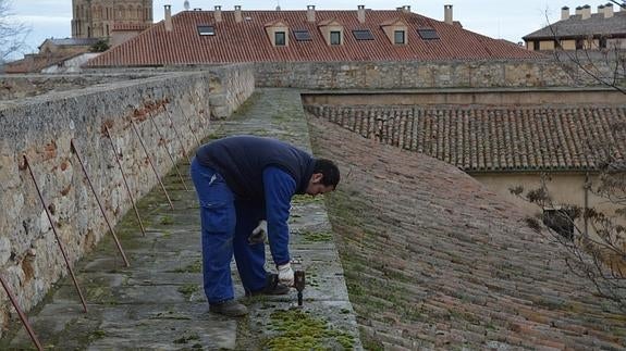 Un operario trabaja en las obras en el Alcázar de Toro.