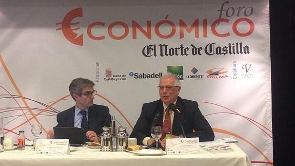 El subdirector de El Norte de Castilla, J. I. Foces (izquierda), junto con Josep Borrell (derecha), en el Foro Económico de El Norte de Castilla.