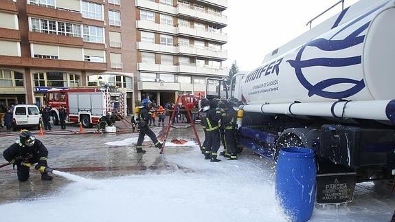Un momento de la exhibición de los bomberos en la plaza Pío XII de Palencia. ANTONIO QUINTERO