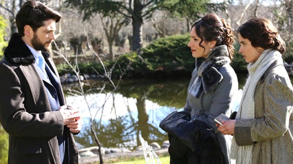 Camila y Beatriz desobeden a Hernando y pasean por el pueblo, en 'El secreto de Puente Viejo'