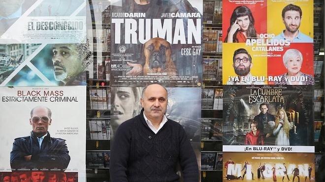 Paco del Valle, sentado frente al escaparate de su videoclub, en el cruce de la calle Andalucía con el paseo de San Vicente. 