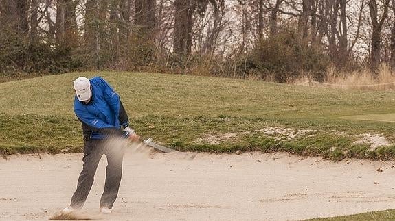 Un participante en un torneo de golf en las instalaciones de La Faisanera golpea la pelota. 