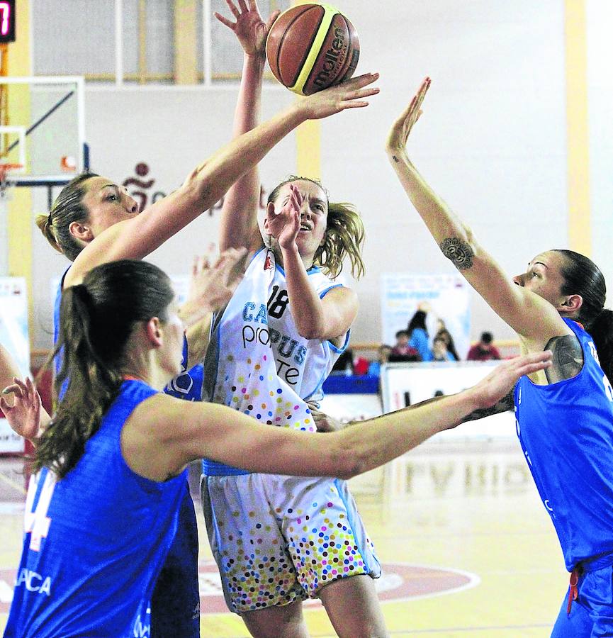 Kobryn y Gemelos tratan de obstaculizar a Deura. 