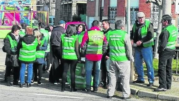 Un grupo de ganaderos se manifiesta con sus chalecos reivindicativos ayer en La Fregeneda. 