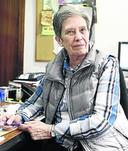 Carmen Calzada en su escritorio de la sede de Cáritas. 