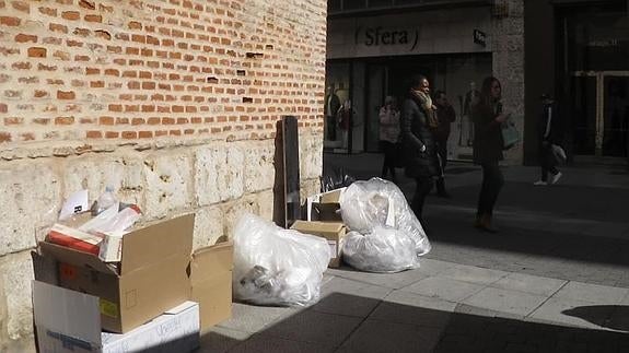 Basura, este lunes a las 13:30 horas, en la calle Santiago.