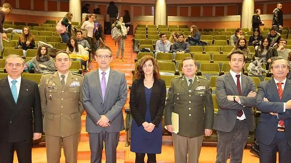 Los generales Servert y Gan, junto al decano de Económicas, José A. Sanz, Sonia Sánchez, el general auditor Antonio Lozano, y Juan Carlos Margarida .