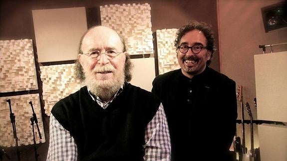 Joaquín Díaz y Gabriel Calvo, en el estudio de grabación. 