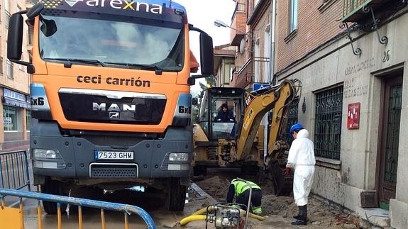 Los operarios trabajan para reparar la avería ocurrida ayer en otro tramo de la Calle Real. El Norte