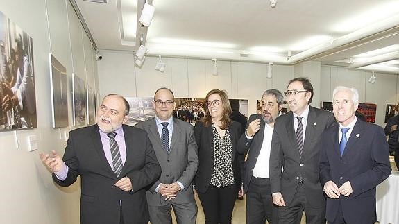 El delegado de El Norte guía a los representantes institucionales y al director del periódico en la exposición.