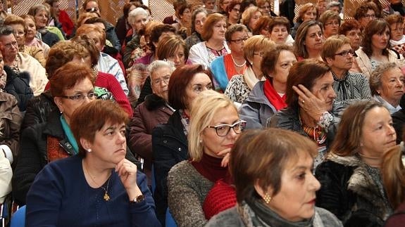 Decenas de mujeres, incluso llegadas de otras provincias españolas, acudieron ayer a la jornada sobre mujer rural. 