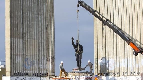 El desmontaje del monumento a Onésimo Redondo paso a paso