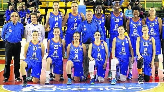 La plantilla del Avenida, con las nuevas incorporaciones, junto a Miguel Ángel Ortega.