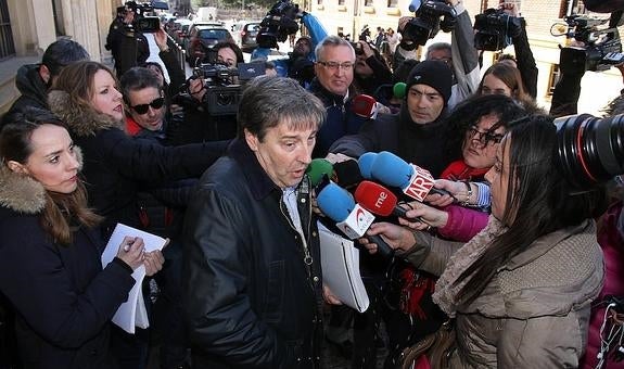 El procurador de Montserrat y Triana, Miguel Ángel Díez Cano (C), declara ante los medios a las puertas de la audiencia Provincial de León.