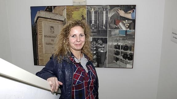 Laura Herráez, que acaba de ganar el campeonato regional de sumilleres, ayer, en la escuela de Palencia, donde estudia Enología. 