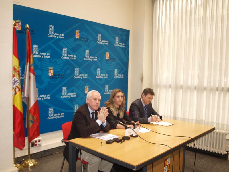 Luis Domingo González, Almudena Hernández yel director territorial de ADE en Palencia, Carmelo Seco,en la presentación de los resultados. 