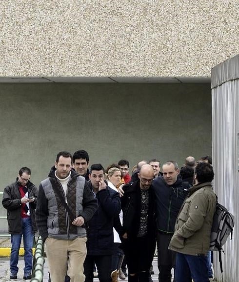 Trabajadores de Industrias Lácteas Vallisoletanas, tras conocer el jueves el anuncio del cierre de la planta.  