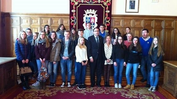 Los alumnos alemanes con el alcalde, Alfonso Polanco y con la concejal de Cultura y Turismo, Carmen Fernández. EL NORTE