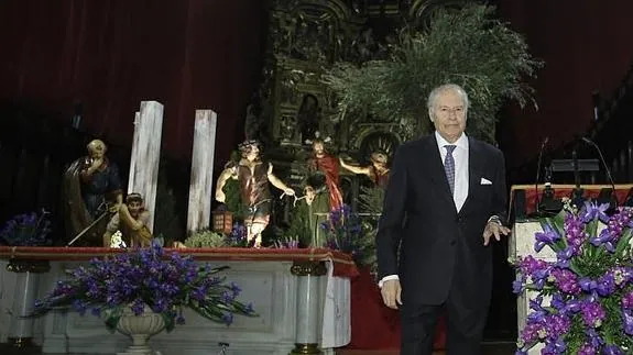 Vicente Garrido capa al término de su pregón en la Catedral. 