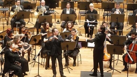 Emmanuel  Pahud, a las órdenes de Gimeno, tocando con la OSCyL, este jueves. 