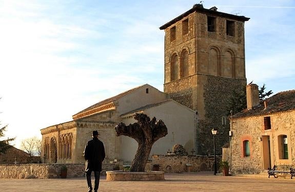 Javier Angulo contempla la impresionante iglesia de Sotosalbos. 