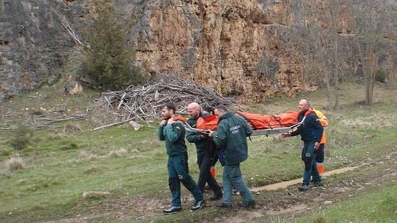 La mujer es trasladada en camilla hasta la ambulancia.El Norte