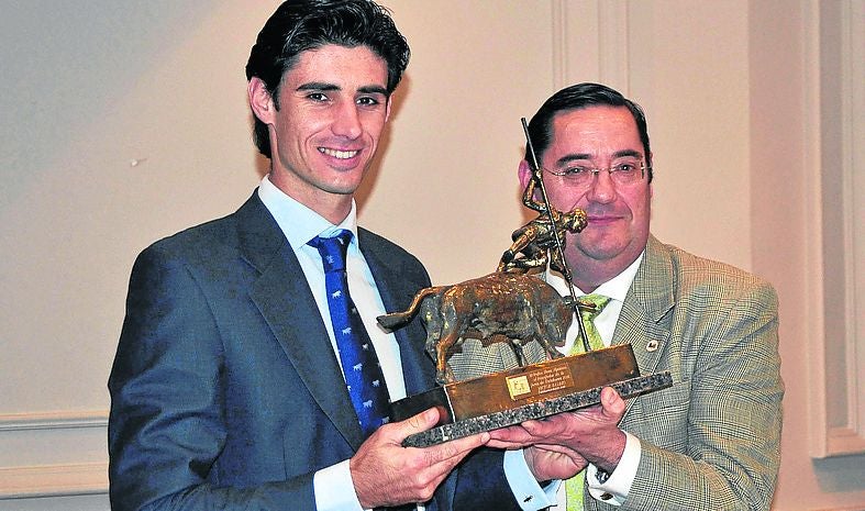 El sepulvedano Víctor Barrio (i.) sujeta el trofeo junto al presidente del Club Taurino de Calahorra, Javier Gurpegui. 