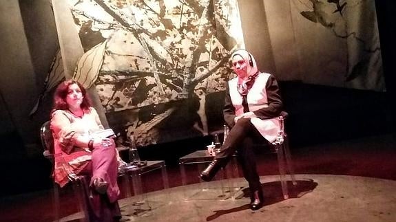 Pilar Requena y Latifa Ibn Ziaten, antes del diálogo mantenido este sábado en el Encuentro de Mujeres que Transforman el Mundo.