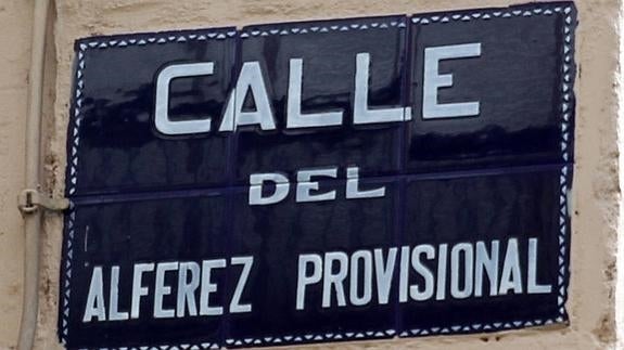 Placa actual de la calle Alférez Provisional, en la capital segoviana. 