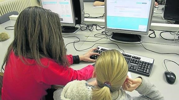 Dos niñas trabajan en la sede de la asociación.