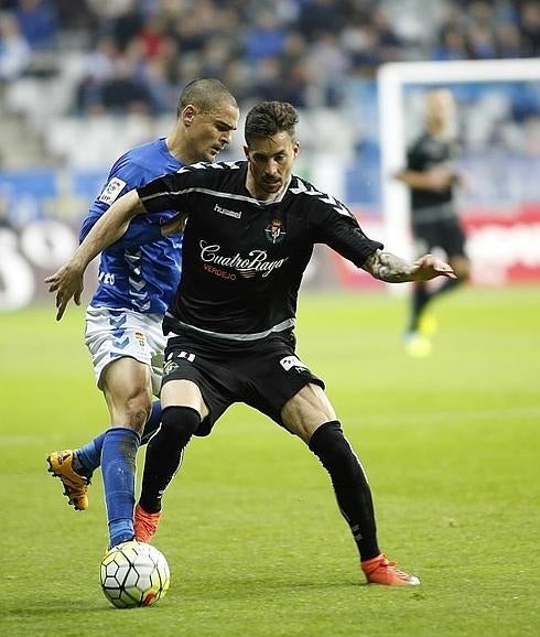 Rennella, con la equipación negra del Real Valladolid, frente a Carlos Peña, del Real Oviedo.