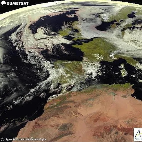 El frente nuboso, que entra por el suroeste, está frenado por ahora por el anticiclón que está anclado en el golfo de Vizcaya. El fin de semana no será así 