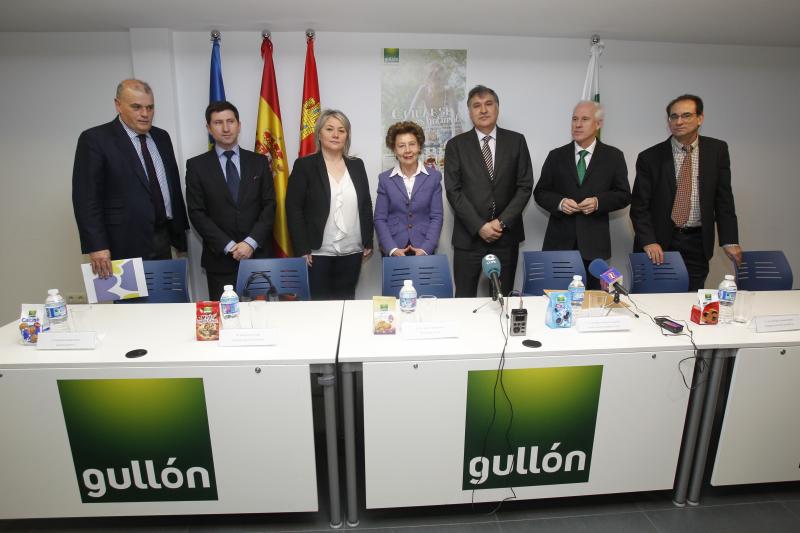 La presidenta de Gullón, flanqueada por la alcaldesa de Aguilar y el director general de la compañía, representantes de la Junta y del Cetece. 