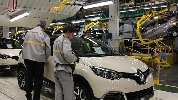 Trabajadores en la línea de fabricación de Captur, en la factoría de Montaje de Renault en Valladolid. EL NORTE