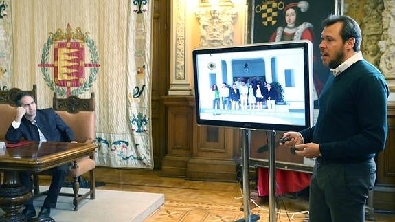 El alcalde explica su viaje a la India.