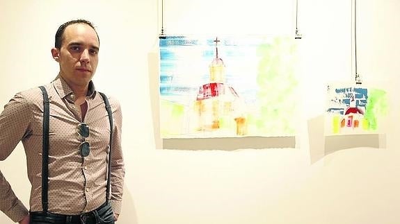Hugo Pérez posa junto a uno de sus cuadros. 