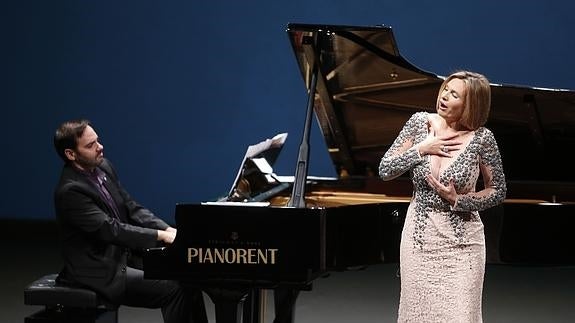 La soprano Ainhoa Arteta, junto al pianista Rubén Fernández Aguirre, en un recital. Gabriel Villamil