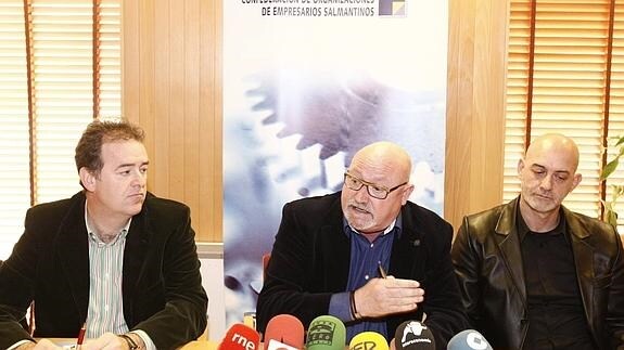 Juan Manuel Gómez (Confaes), a la izquierda, y Emilio Pérez (CC OO) escoltan a José Luis Rivas (UGT), durante la rueda de prensa del pasado jueves. 